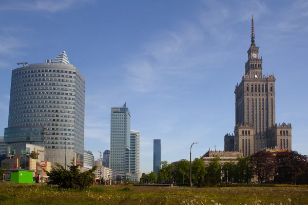 Arquitectura moderna en el centro de Varsovia. Vista de los rascacielos en el centro de oficinas. 5 de mayo de 2015 Varsovia (Warszawa), Polonia . — Foto de Stock