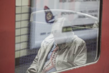 29 Ocak 2015, Hamburg metro toplu taşıma tren içinde insanlar