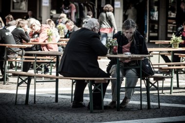 Cafe Pazar günü akşam yemeği kişi ile