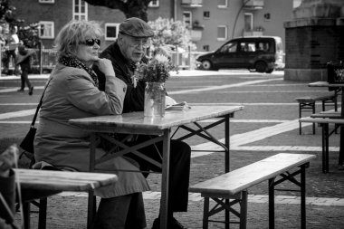 Cafe Pazar günü akşam yemeği kişi ile