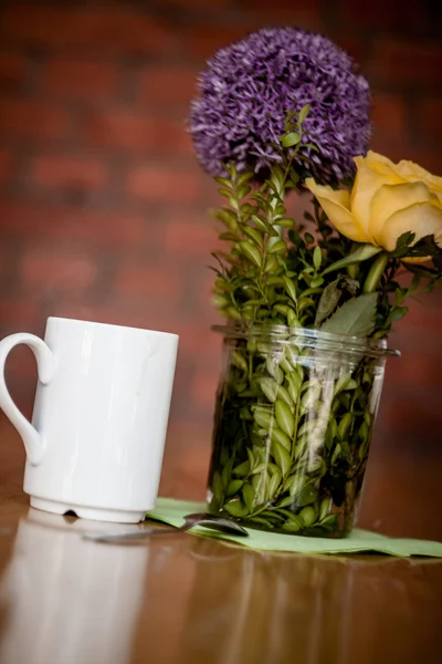 한잔의 커피와 아름 다운 꽃 나무 배경 — 스톡 사진