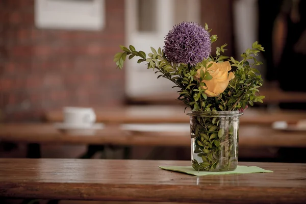 테이블에 피 여름 꽃다발 꽃 — 스톡 사진