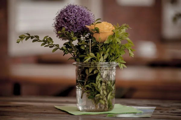 Букет квітучих літніх квітів на столі — стокове фото