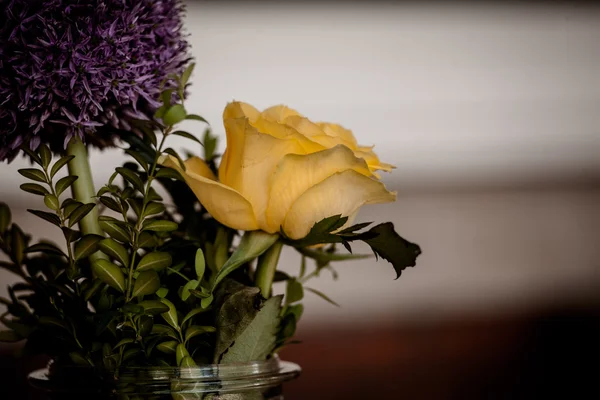 Букет квітучих літніх квітів на столі — стокове фото