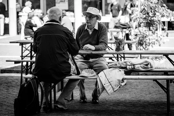 Café med människor äter middag på söndag — Stockfoto