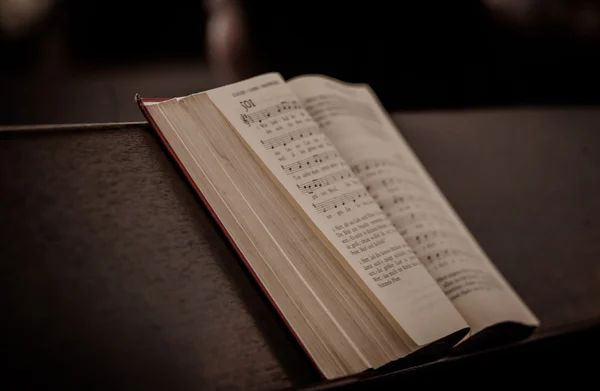 La Biblia en un banco de la iglesia — Foto de Stock