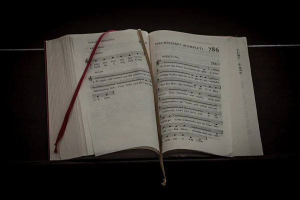 Bible on a church bench — Stock Photo, Image