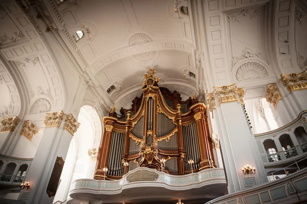 O órgão na igreja de St. Michaelis em Hamburgo, Alemanha . — Fotografia de Stock