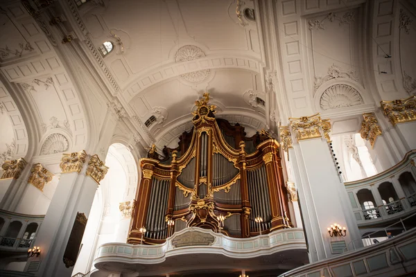 Orgeln i kyrkan st. michaelis i hamburg, Tyskland. — Stockfoto