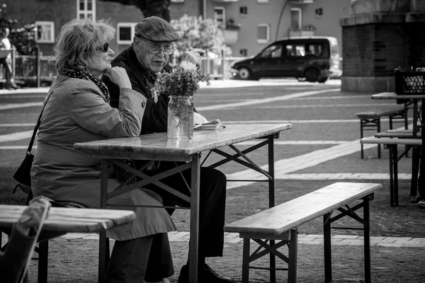 Café med människor äter middag på söndag — Stockfoto