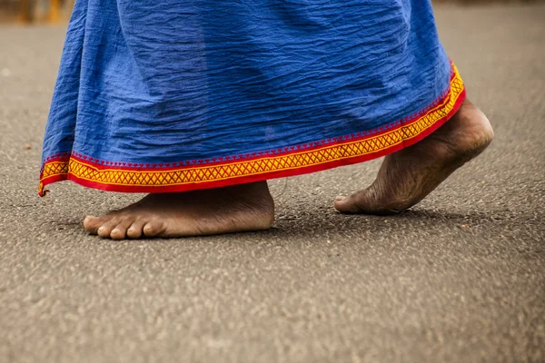 Pés de homem indiano em roupas tradicionais — Fotografia de Stock