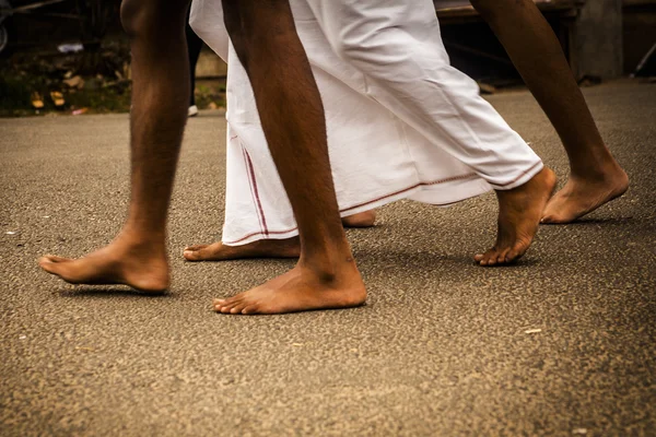 Pés de homem indiano em roupas tradicionais — Fotografia de Stock