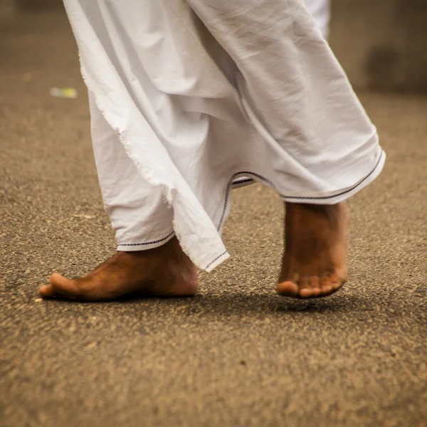 Pies de hombre indio en ropa tradicional — Foto de Stock