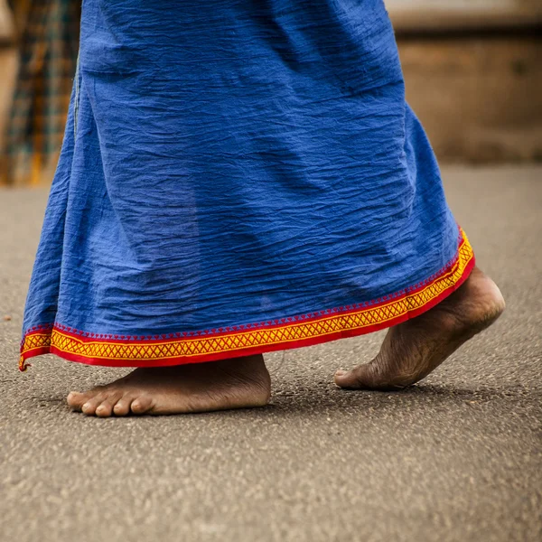 Pies de hombre indio en ropa tradicional — Foto de Stock