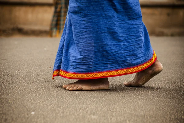 Pieds de l'homme indien en vêtements traditionnels — Photo