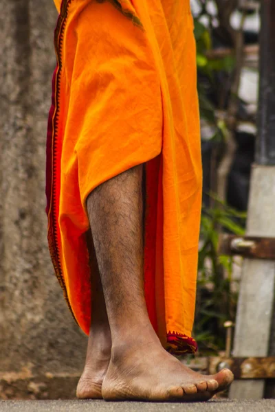 Pies de hombre indio en ropa tradicional — Foto de Stock