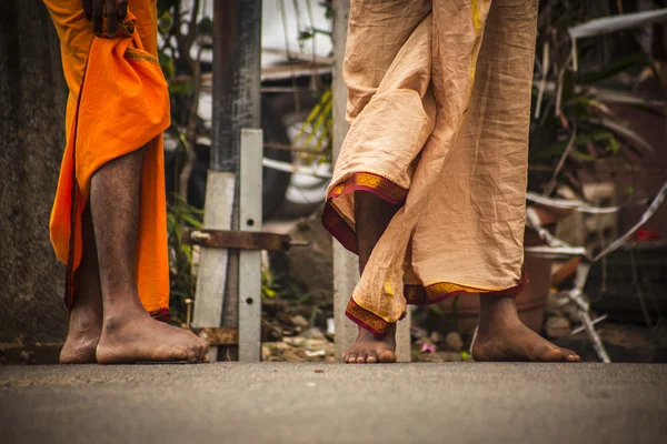 Ноги индийца в традиционной одежде — стоковое фото
