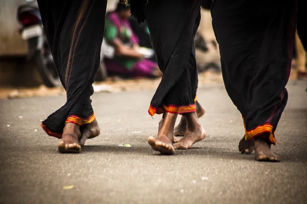 Füße eines indischen Mannes in traditioneller Kleidung — Stockfoto
