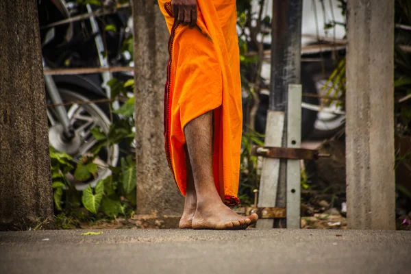 身穿传统服装的印度裔男子的脚 — Stockfoto