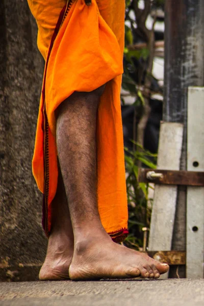 Pies de hombre indio en ropa tradicional — Foto de Stock