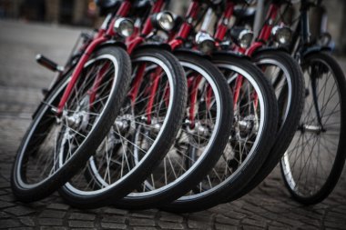 Bisiklet üzerinde taş blok yol