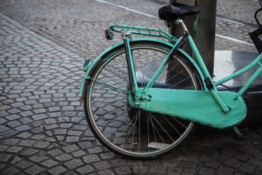 Bisiklet üzerinde taş blok yol