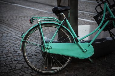 Bisiklet üzerinde taş blok yol