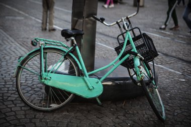 Bisiklet üzerinde taş blok yol