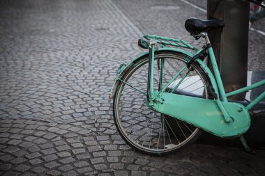 Bisiklet üzerinde taş blok yol