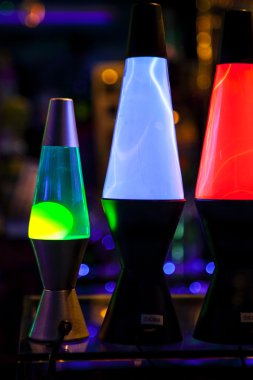 Kırmızı-mavi alevler ile plazma topu