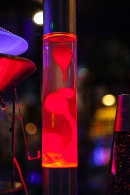 Kırmızı-mavi alevler ile plazma topu