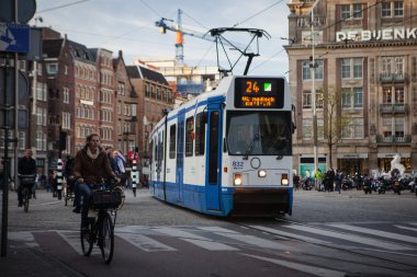 Amsterdam kent merkezinde çalışan tramvay