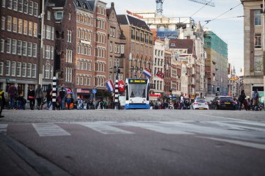 Amsterdam kent merkezinde çalışan tramvay