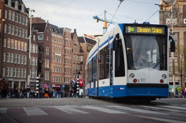 Amsterdam kent merkezinde çalışan tramvay
