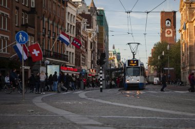 Amsterdam kent merkezinde çalışan tramvay