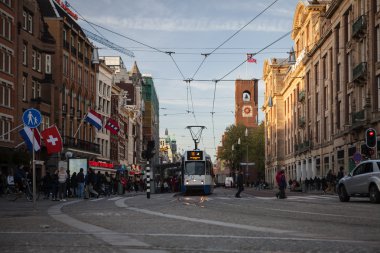 Amsterdam kent merkezinde çalışan tramvay