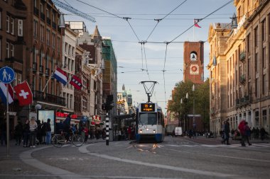 Amsterdam kent merkezinde çalışan tramvay