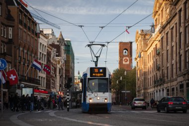 Amsterdam kent merkezinde çalışan tramvay