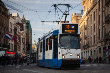 Amsterdam kent merkezinde çalışan tramvay