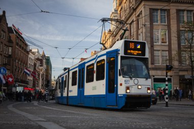Amsterdam kent merkezinde çalışan tramvay