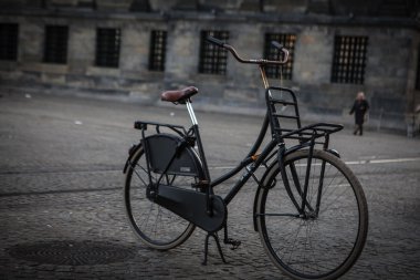 Bir köprü üzerinde park etmiş Bisiklet