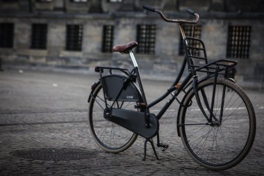 Bir köprü üzerinde park etmiş Bisiklet