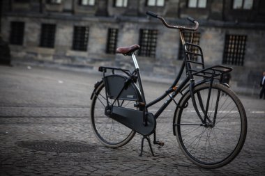 Bir köprü üzerinde park etmiş Bisiklet