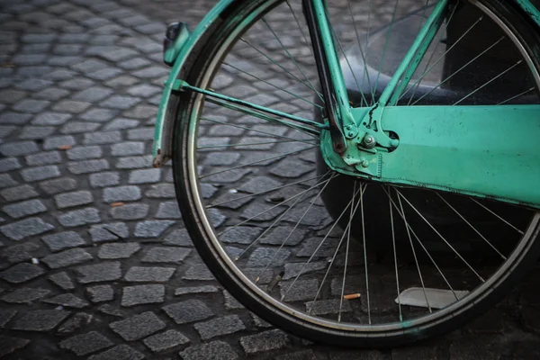 Bicicleta en bloque de piedra carretera —  Fotos de Stock