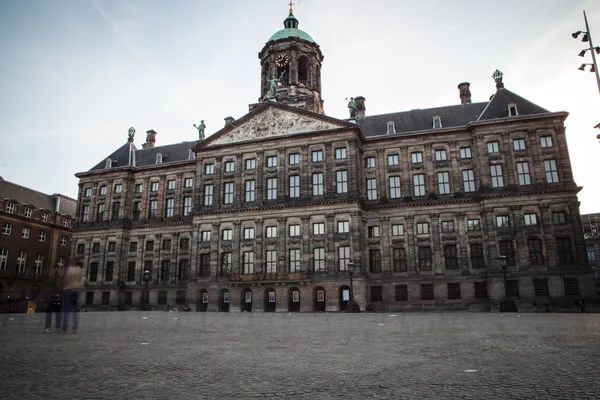 Pałac Królewski (holenderski: Koninklijk Paleis) w mieście Amsterdam — Zdjęcie stockowe