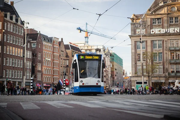 Amsterdam kent merkezinde çalışan tramvay