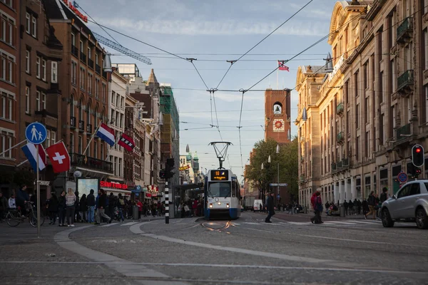 Amsterdam kent merkezinde çalışan tramvay — Stok fotoğraf