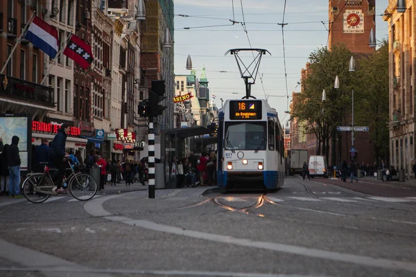 运行在阿姆斯特丹市中心的电车 — 图库照片