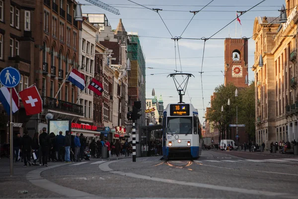 Amsterdam kent merkezinde çalışan tramvay — Stok fotoğraf