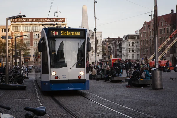 Amsterdam kent merkezinde çalışan tramvay — Stok fotoğraf